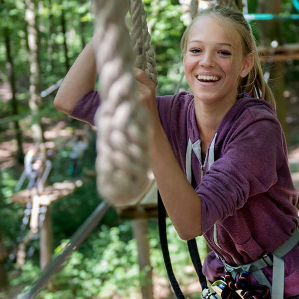 Mädchen klettert im Gorilla Park in Vejle