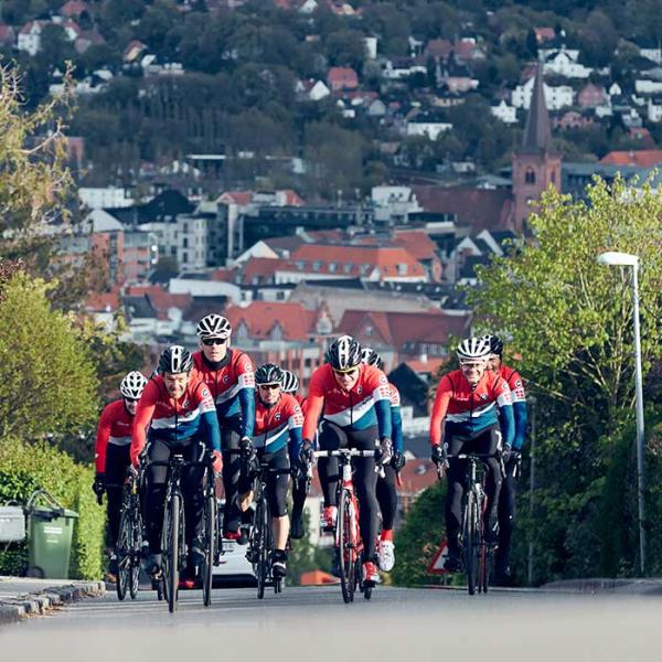 Radfahrer radeln den Gammel Kongevej in Vejle hinauf