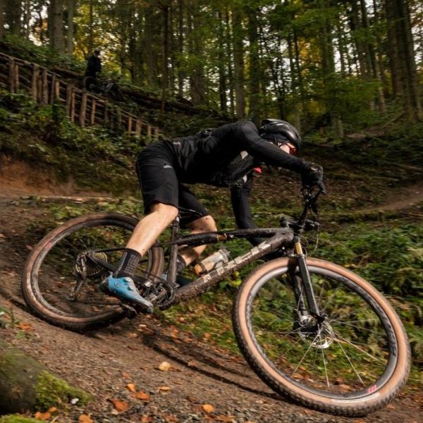 Radfahrer auf dem Weg den Mountainbike-Hügel in Nørreskoven hinunter