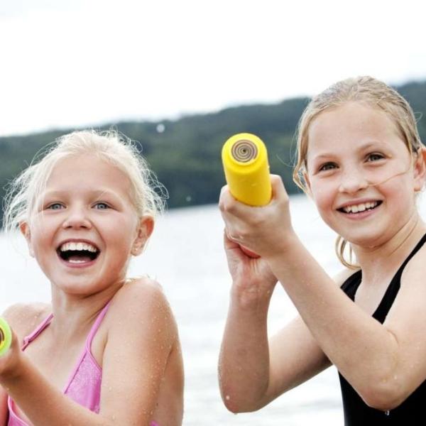 Mädchen am Strand von Tirsbæk spielen mit Wasserpistolen