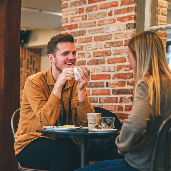 Paar trinkt Kaffee in der Konditoriet in Vejle