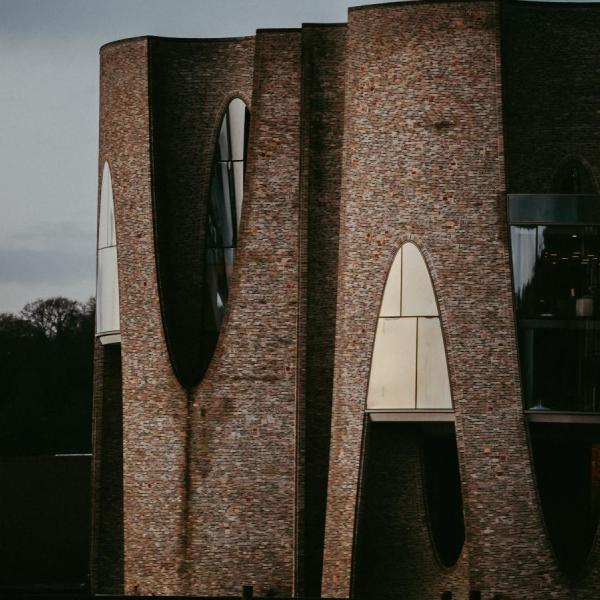 Fjordenhus in Vejle im dunklen Licht der Dämmerung gesehen