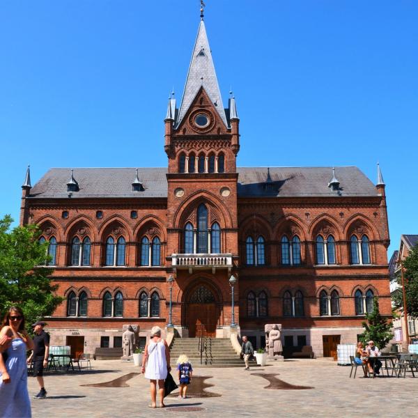 Vejle Rathaus und Rathausplatz im Sommer