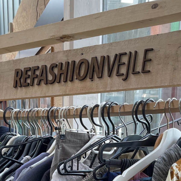 Kleiderständer mit recycelter Kleidung von ReFashion Vejle
