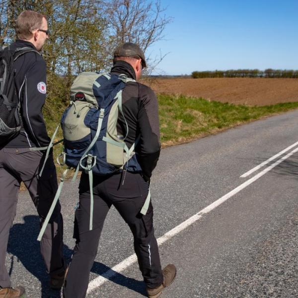  Zwei Personen gehen den Dorfwanderweg Rans Togt entlang