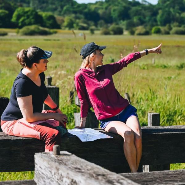 Zwei Personen machen bei einem Wanderurlaub entlang des Hærvejen eine Pause in Ravningbroen