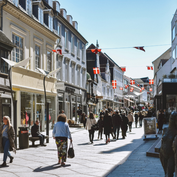 Ein schöner Tag in der Vejle Fußgängerzone im Sonnenschein