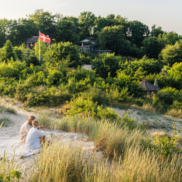 Frauen sitzen auf der Sanddüne am Hvidbjerg Strand in Vejle
