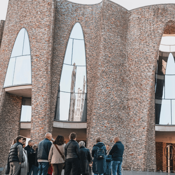 Gruppenführung vor dem Fjordenhus