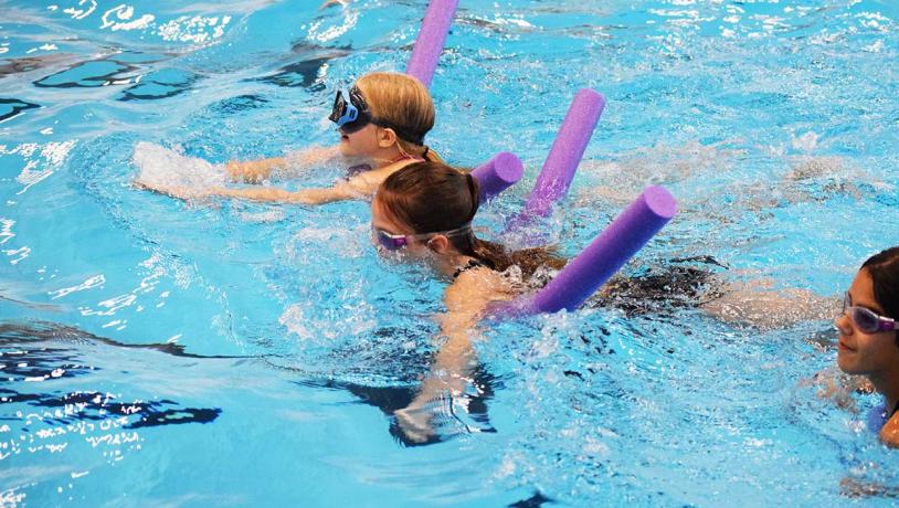 Kinder schwimmen im Schwimmbad des DGI Huset