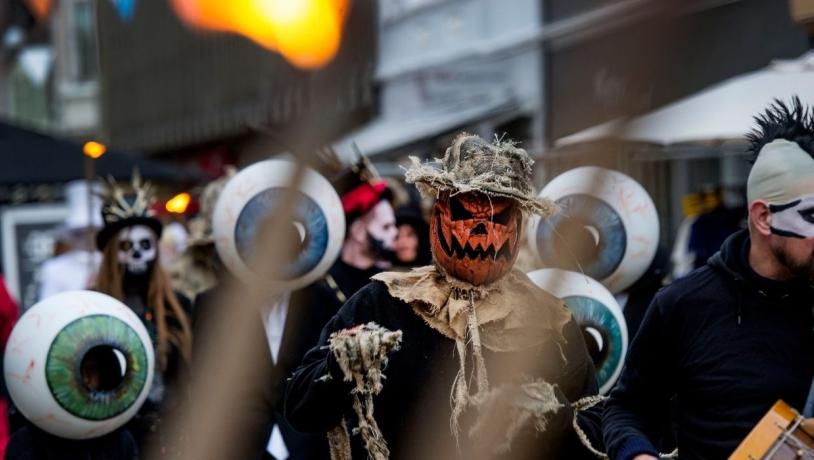 Halloween-Parade in der Fußgängerzone von Vejle