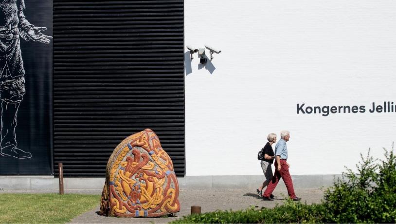 Zwei Personen auf dem Weg zur Ausstellung im Erlebniszentrum Kongernes Jelling