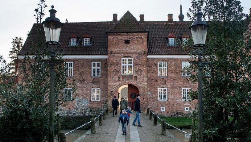 Tirsbæk Gods Weihnachtsmarkt von außen gesehen mit Kindern und 