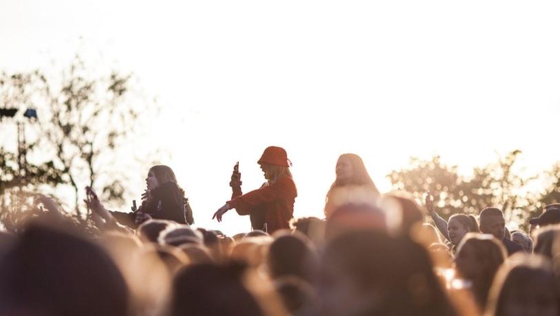 Festivalgäste bei einem Konzert beim Jelling Musikfestival