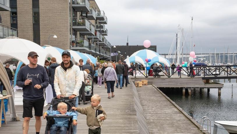 Familie an der Hafenpromenade für das Vejle Fjord Festival