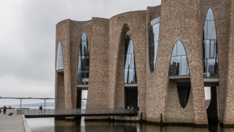 Fjordenhus im Vejle Yachthafen an einem bewölkten Tag