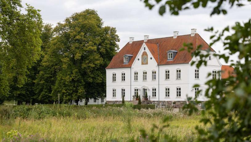 Der weiße Haupthof des Haraldskær Signatur Hotel