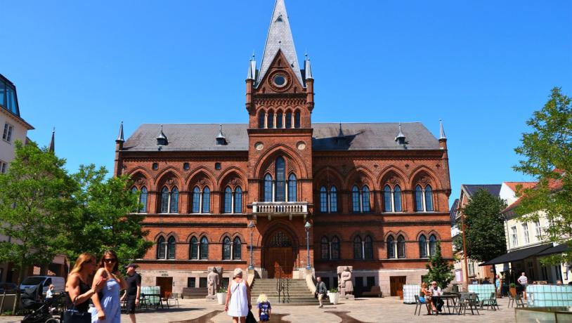 Vejle Rathaus und Rathausplatz im Sommer