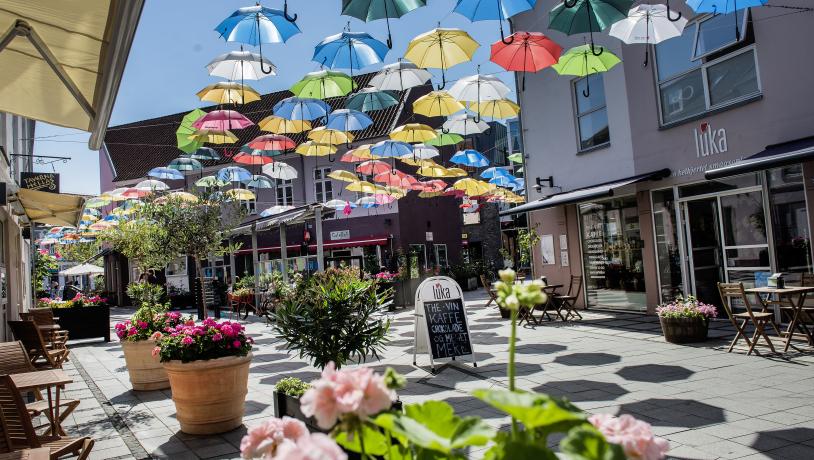 Paraplyhimmel i Vejle Midtpunkt om sommeren