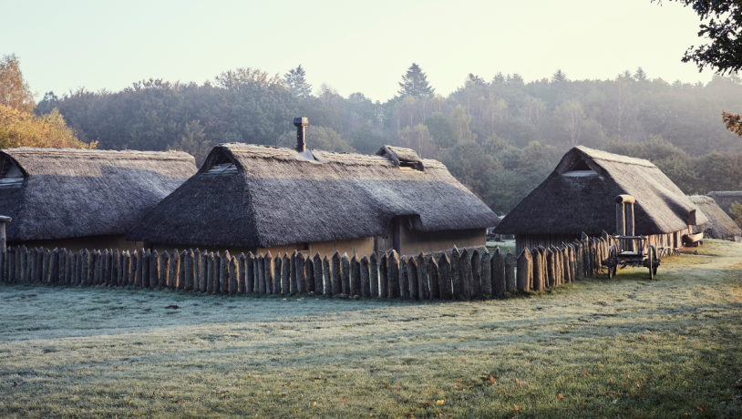 Häuser in Vingsted Eisenzeit an einem Sommermorgen