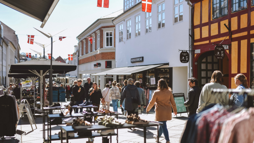 Menschen auf einem Einkaufsbummel in der Fußgängerzone in Vejle