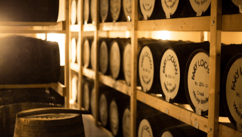 Whiskyfässer bei Fary Lochan in Farre