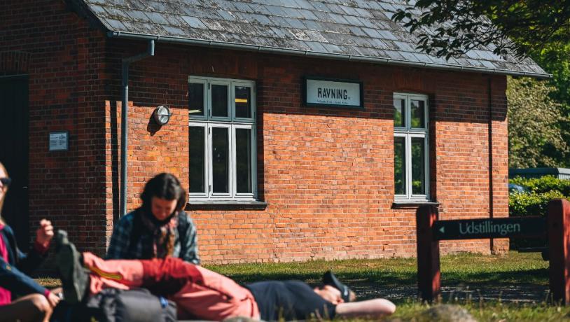 Eine Gruppe Wanderer macht eine Pause am Ravning Station an der Ravning-Brücke