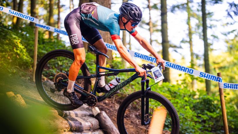 Ein Teilnehmer der dänischen Mountainbike-Meisterschaften auf der Strecke im Nørreskoven in Vejle