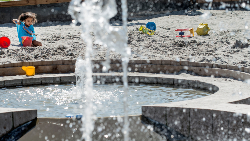 Nørretorv-Sommerstrand mit kleinem Mädchen