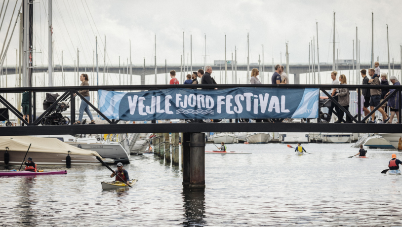 Menschen auf der Brücke zum Vejle Fjordfestival