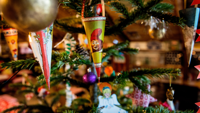 Weihnachtsbaum in Bindeballe Købmandsgård