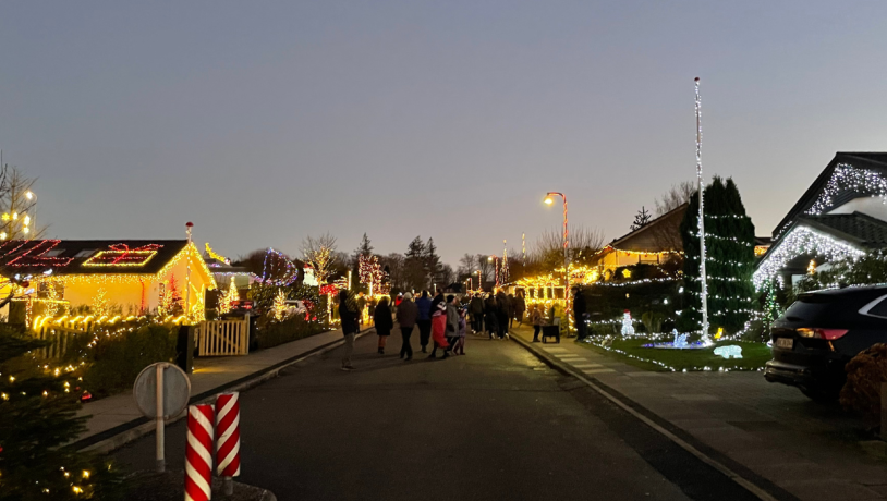 Weihnachtsdekoration auf Lundhusvej in Vejle im Jahr 2021