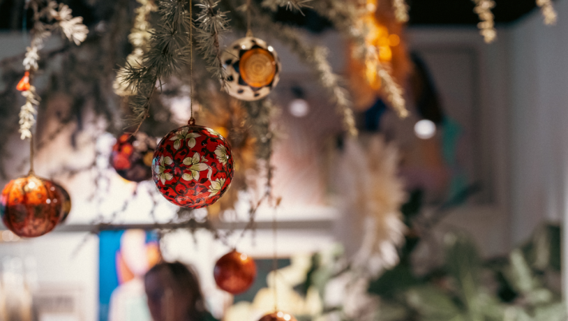 Weihnachtsschmuck aus einem Geschäft in der Fußgängerzone von Vejle