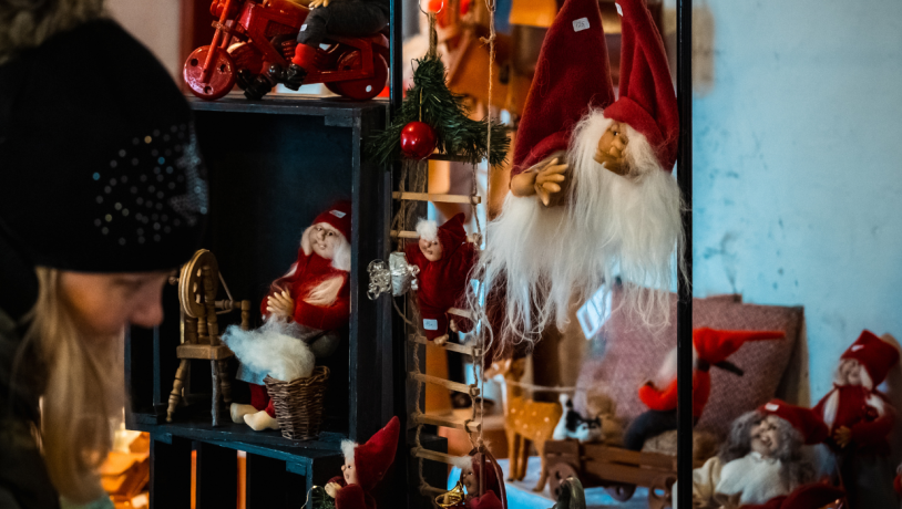 Weihnachtswichtel in einer Bude auf dem Weihnachtsmarkt auf Schloss Tirsbæk in Vejle