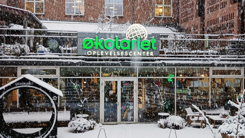 Winterschnee vor dem Eingang des Økolariet in Vejle