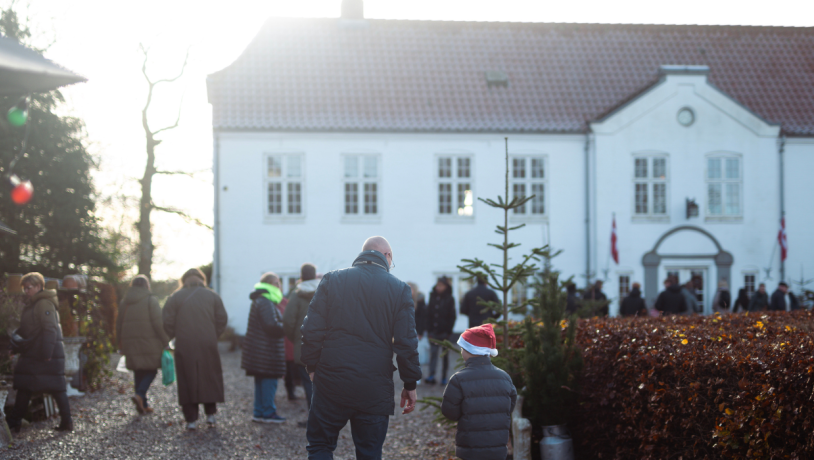 Vater und Sohn gehen auf den Weihnachtsmarkt auf Gut Haughus