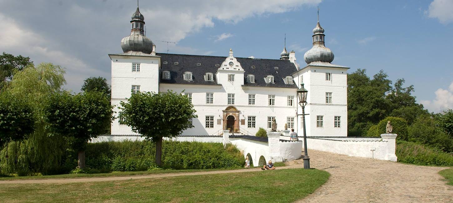 Schloss Engelsholm am Wassergraben an einem Sommertag