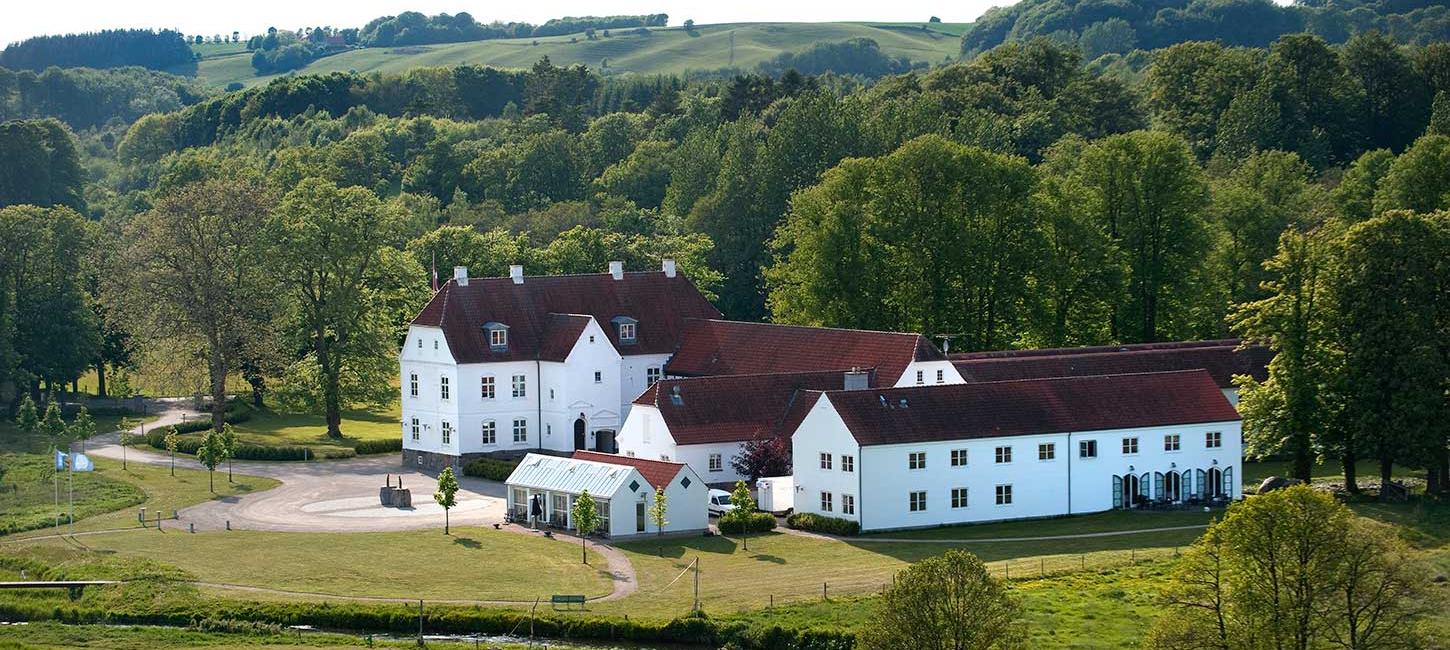 Blick auf das Haraldskær Sinatur Hotel and Conference an einem Sommertag