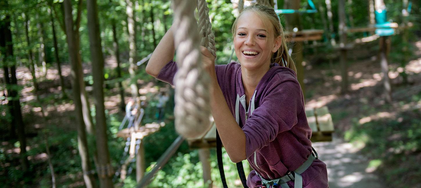 Mädchen klettert im Gorilla Park in Vejle