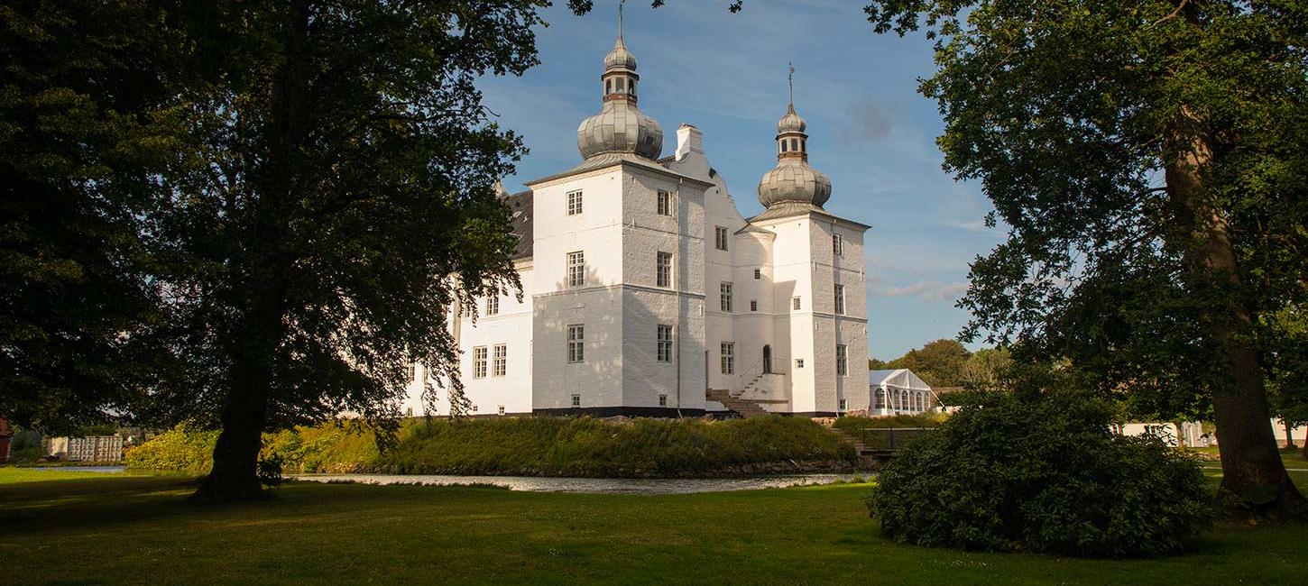 Schlosspark Engelsholm in der Sommersonne