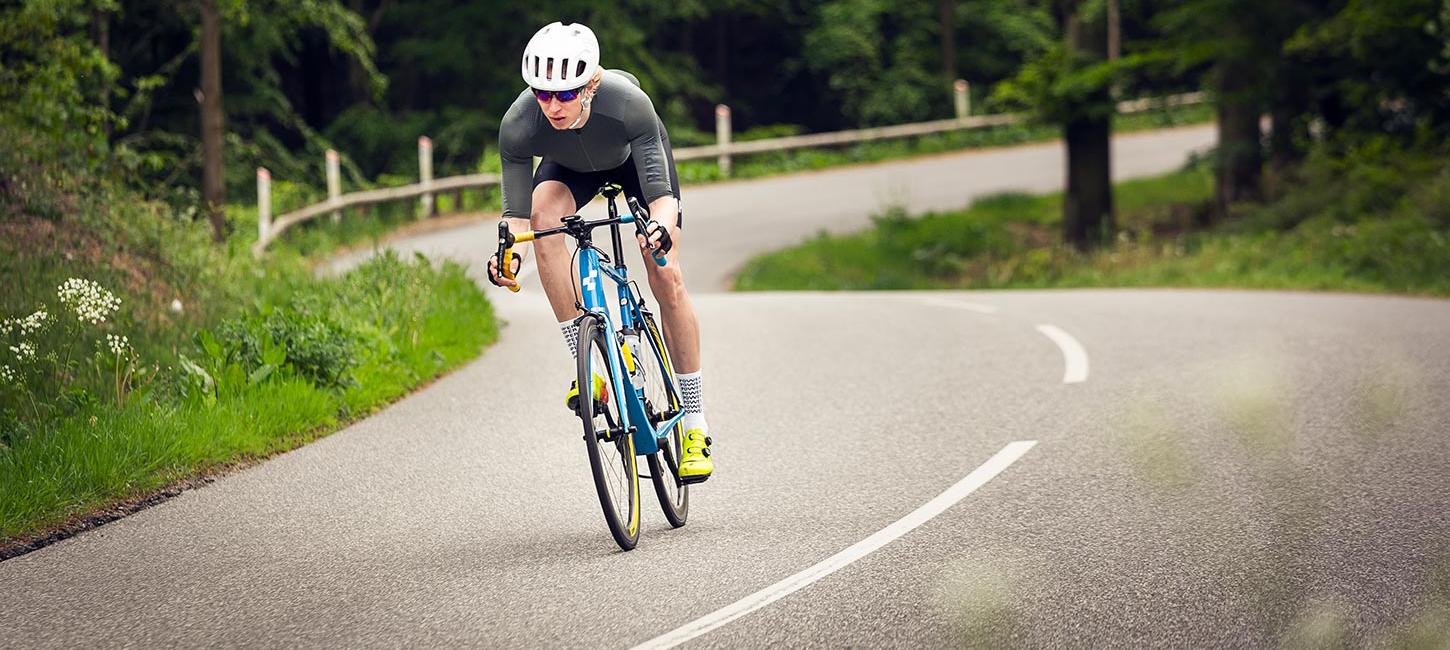 Rennradfahrer radeln den Hügel Munkebjerg hinunter