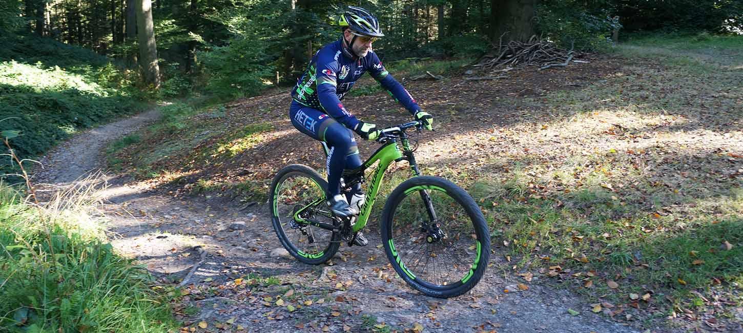 Eine Person auf einem Mountainbike im Wald Nørreskoven in Vejle