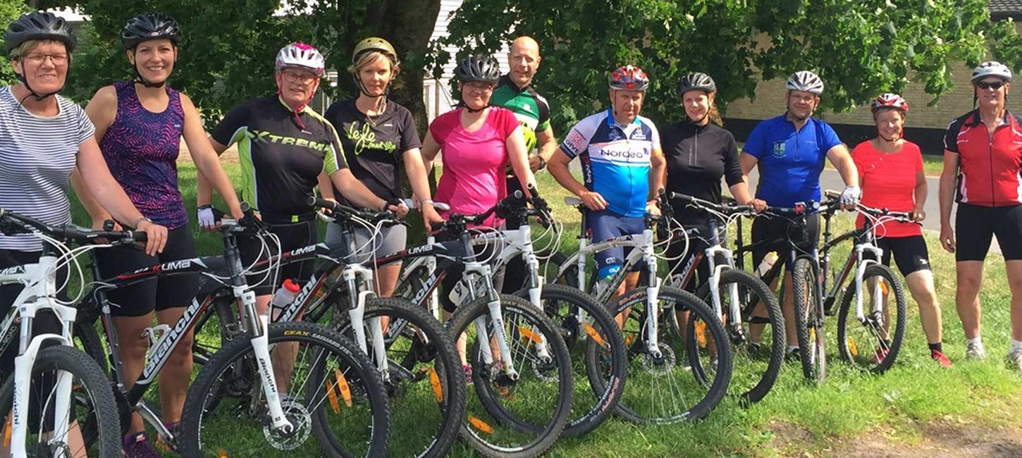 Ein Mountainbike-Team mit Varneskov