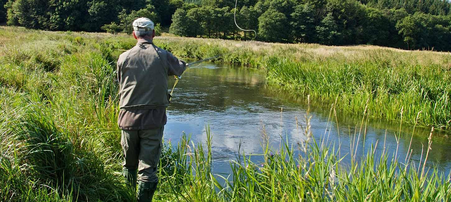 Ein Angler auf einem Angelausflug am Vejle Å