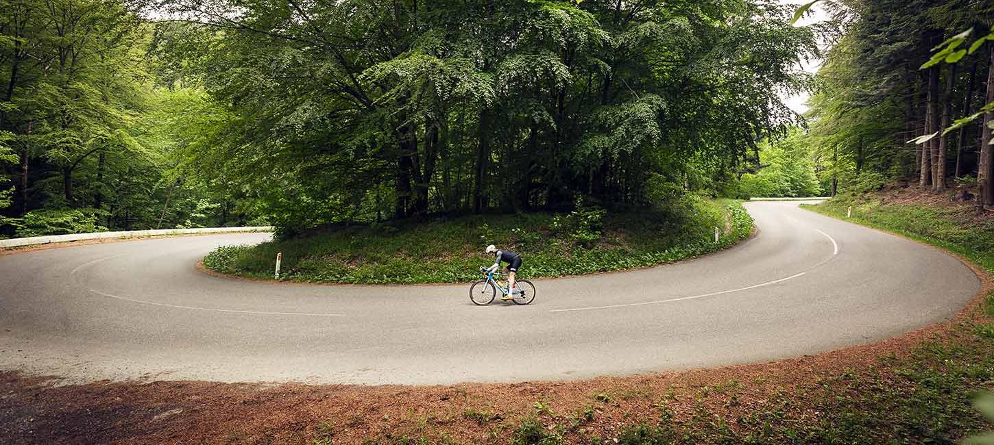 Radfahrer radeln in der Haarnadelkurve bei Munkebjerg