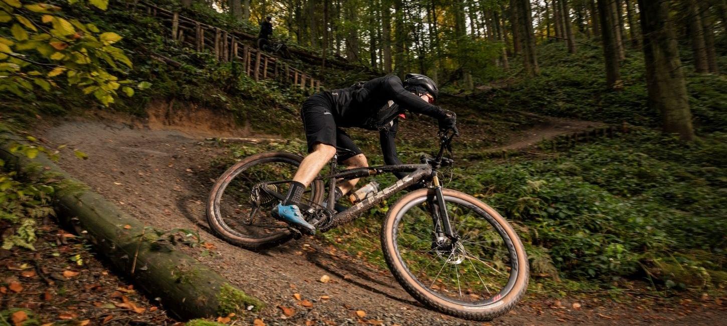 Radfahrer auf dem Weg den Mountainbike-Hügel in Nørreskoven hinunter