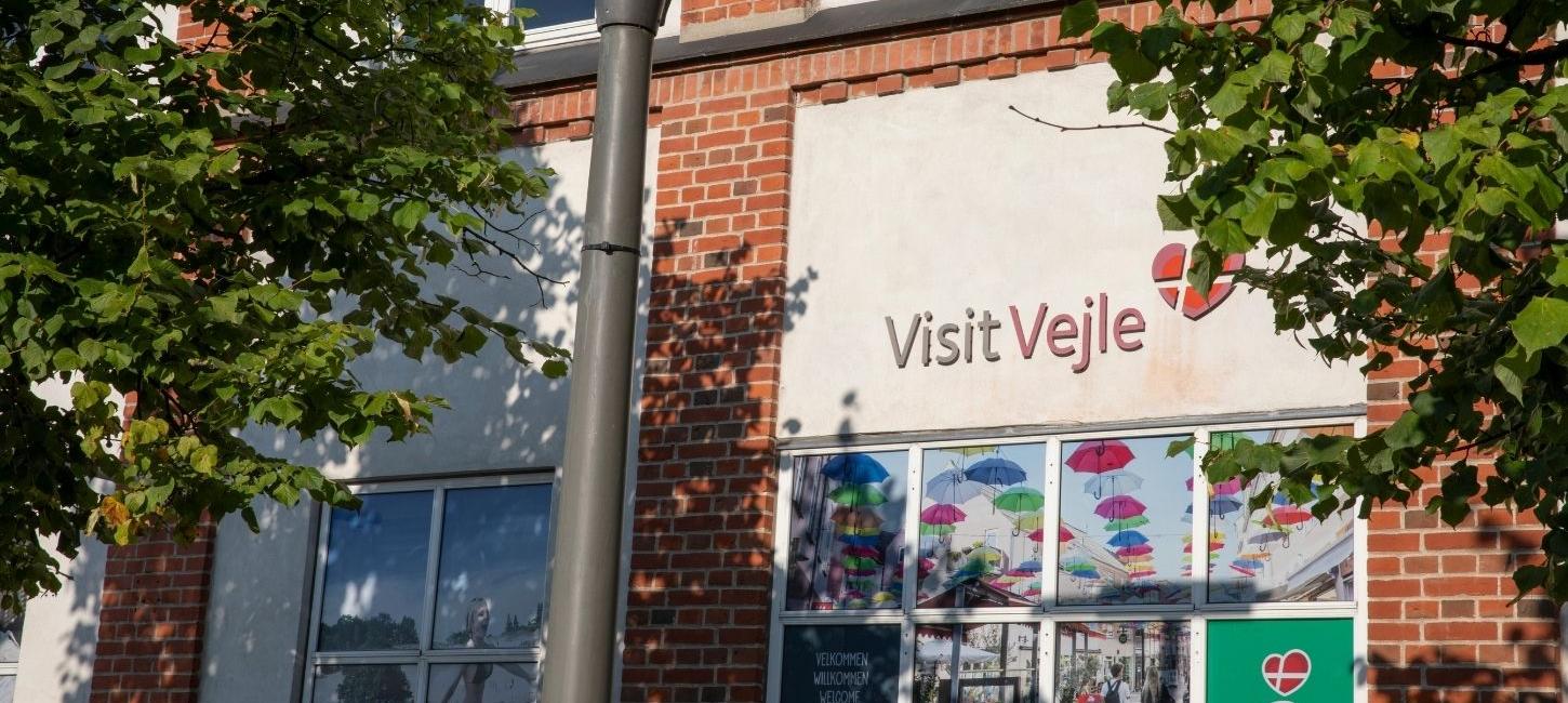 Das Reisebüro VisitVejle an einem Sommertag von außen gesehen