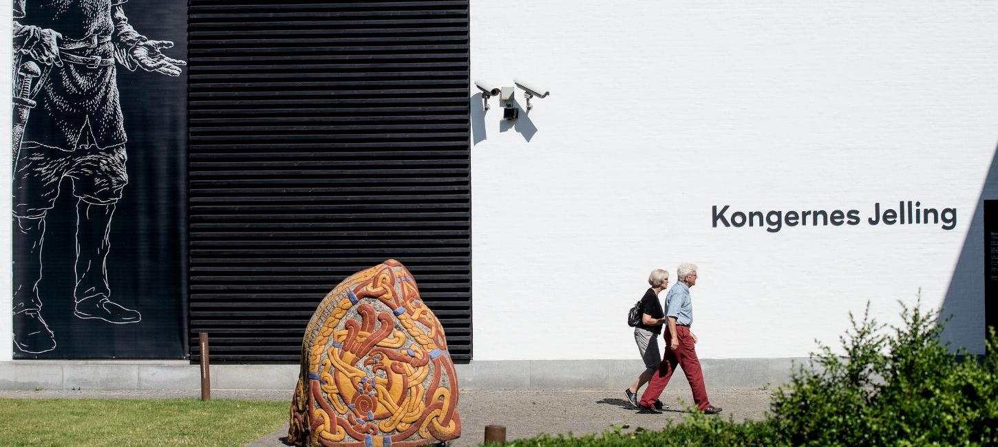 Zwei Personen auf dem Weg zur Ausstellung im Erlebniszentrum Kongernes Jelling