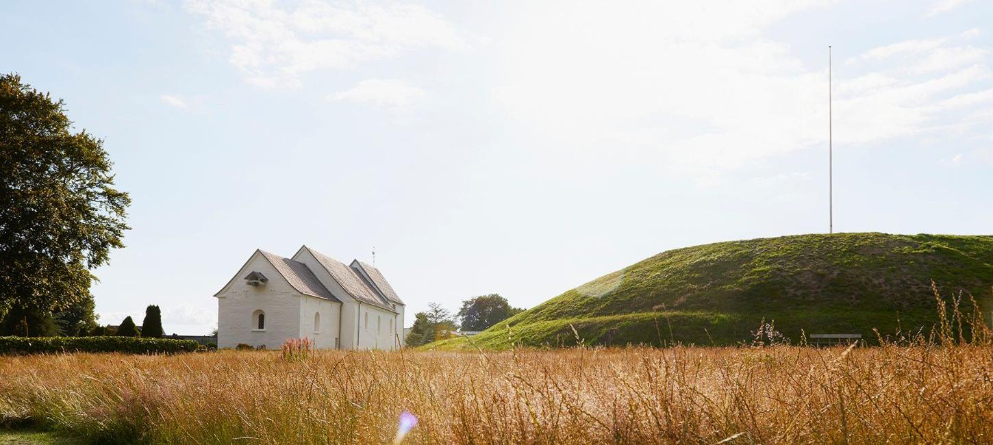 Jelling Kirke, den ene gravhøj og monumentområde - UNESCO Verdensarv