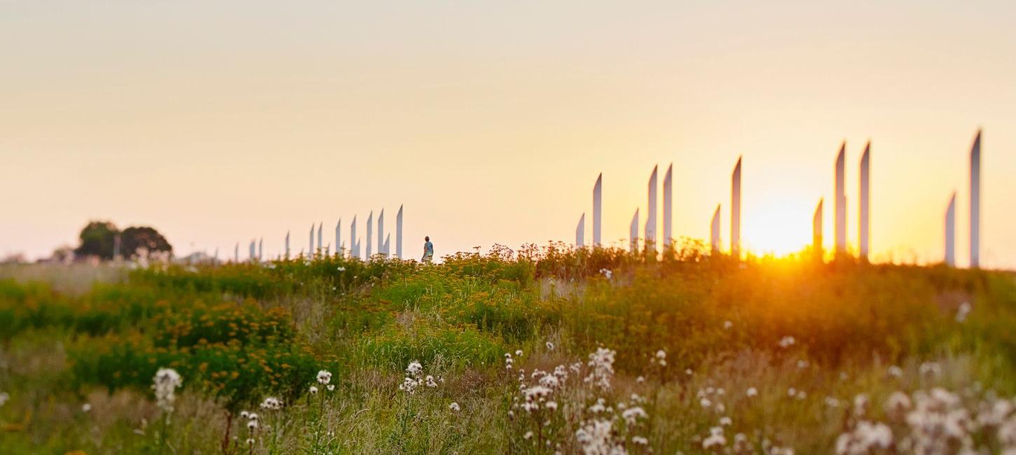 Jelling-Denkmalbereich mit den Palisaden bei Sonnenuntergang